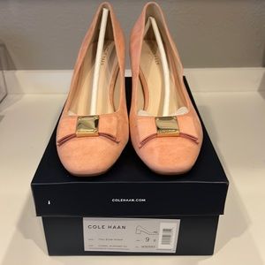 Women’s size 9 Tali Bow Pump in Coral Almond